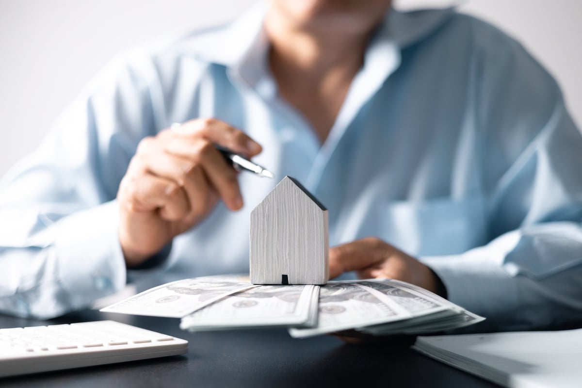 Maison avec symbole de dollars - Refinancement hypothécaire pour consolidation de dettes au Québec