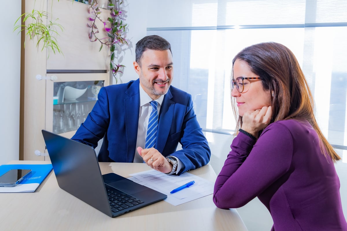 Professionnels analysant les tendances du marché hypothécaire québécois - Croissance courtage hypothécaire Québec 2026