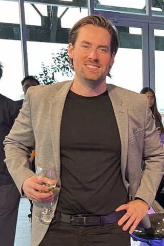 Alexandre Bertrand, expert en prêts privés et conseiller chez Xela Conseil, portant un blazer beige lors d'un événement